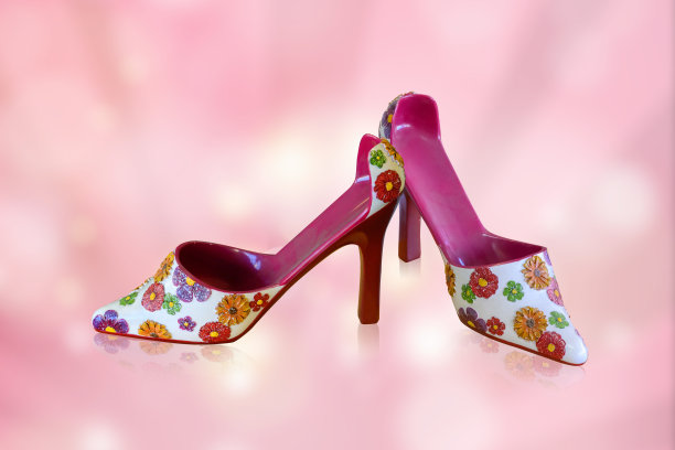 一双女人的高跟鞋花鞋在一个粉红色的散焦背景，剪裁路径。图片下载