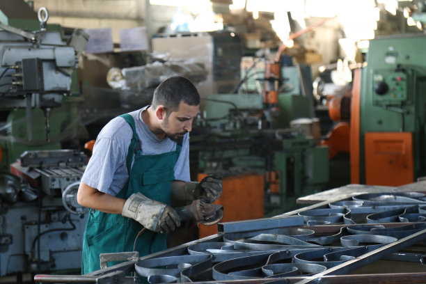 工业工人在连续的工作服拿着他的切割机图片下载