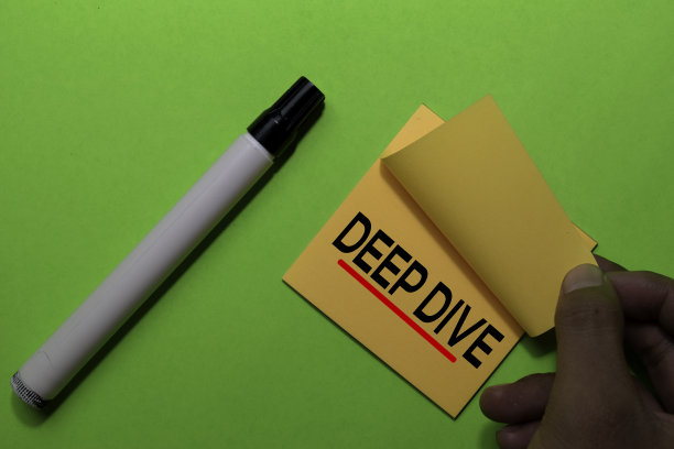 Deep Dive在便利贴上写字。隔离在绿色表背景上图片下载