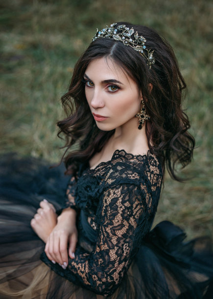 画像优雅时尚的黑发可爱的女人。迷人的美丽的脸。图片下载