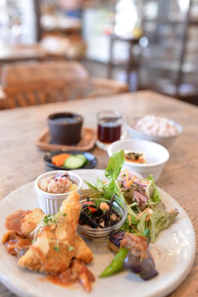 白色盘子上各种食物的侧面照片图片下载