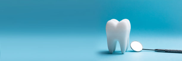 戴着牙科镜的牙齿图片下载