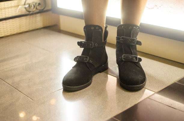 展示明亮的照片与一个女孩在购物中心温暖的鞋子的亮点图片下载