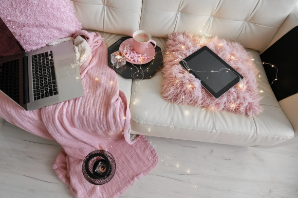 用一杯饮料和现代技术组成的无人类技术图片下载