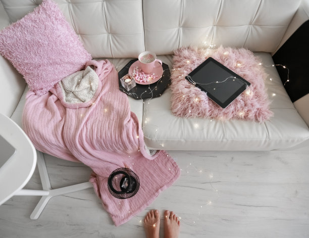 用一杯饮料和现代技术组成的无人类技术图片下载