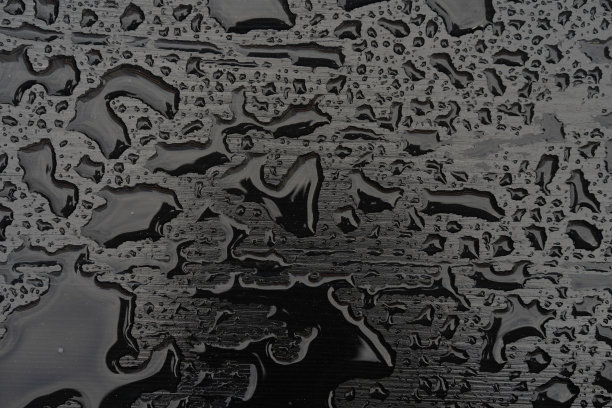 雨滴落在黑色的表面图片下载