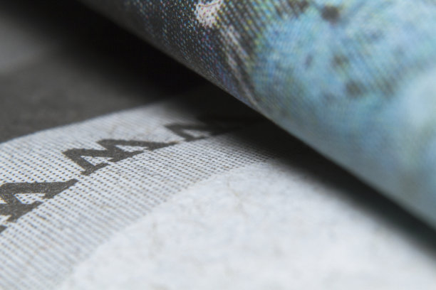 微距镜头折叠一张报纸特写照片图片下载