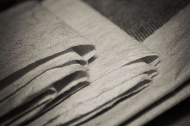 微距镜头折叠一张报纸特写照片图片下载