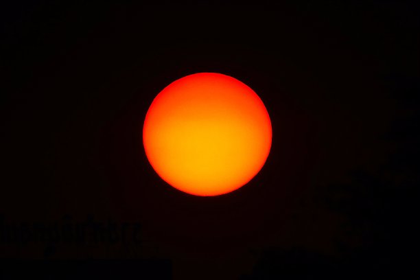 黑色天空中的大太阳图片下载