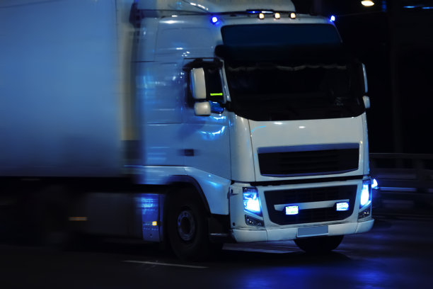 卡车在夜间城市行驶图片下载