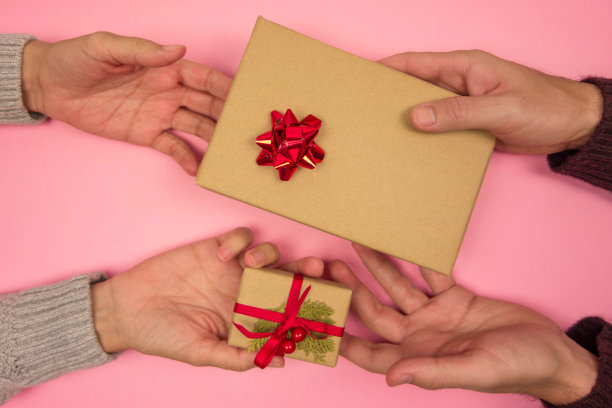 一个女人和一个男人在交换圣诞礼物。图片下载