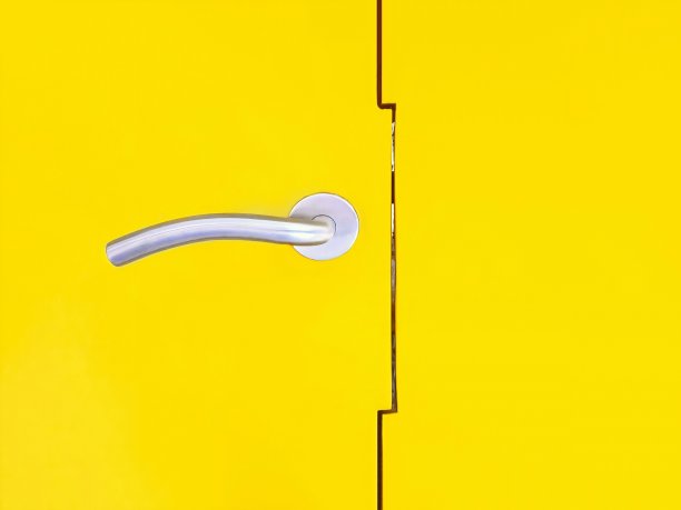 门把手不锈钢隔离在黄色背景上。图片下载