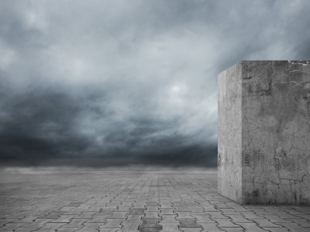 在鹅卵石地板上的石头块和戏剧性的天空自然景观图片下载