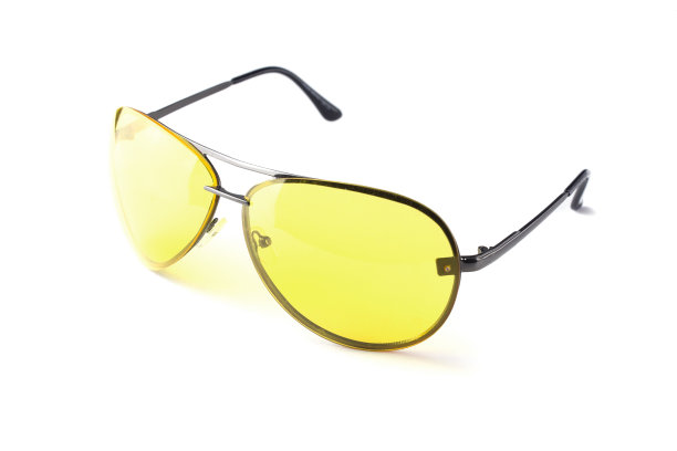 金属太阳镜与黄色镜片和薄框架上的白色背景特写图片下载