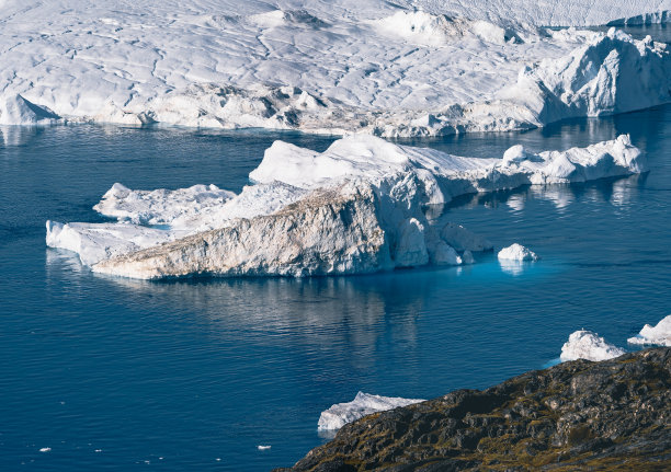 格陵兰岛伊卢利萨特北极自然景观中的冰山和冰川。伊卢利萨特冰湾冰山的无人机照片。受气候变化和全球变暖影响。图片下载
