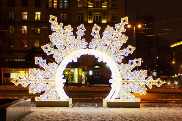 巨大的雪花装饰照亮了这座城市令人难以置信的气氛图片下载