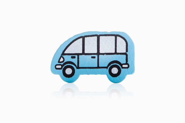 儿童木制的蓝色汽车在一个白色的背景图片下载