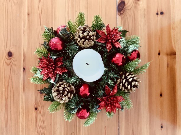 木制桌子上放着蜡烛的圣诞花环。俯视图图片下载
