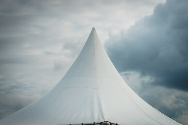 白色派对活动帐篷的尖刺屋顶图片下载