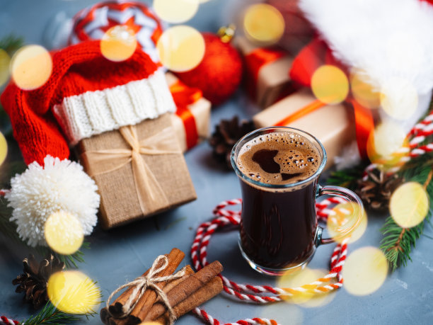 节日桌上的一杯意式浓缩咖啡和礼物。圣诞节组成图片下载