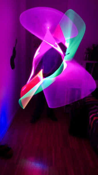 男孩在他的房间里玩着各种颜色的光剑图片下载