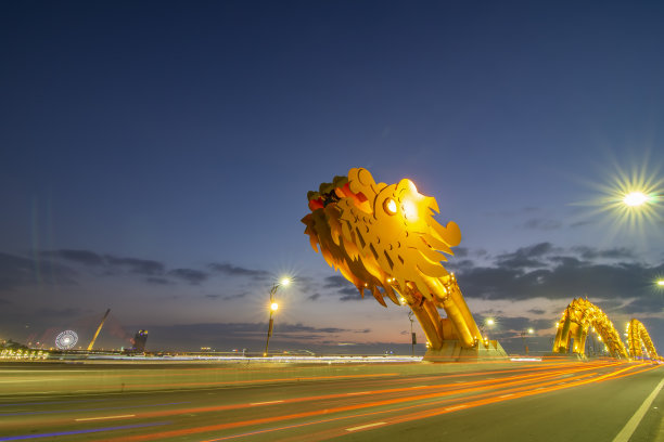 越南岘港:日落时分的龙桥，是一个非常著名的旅游目的地。图片下载