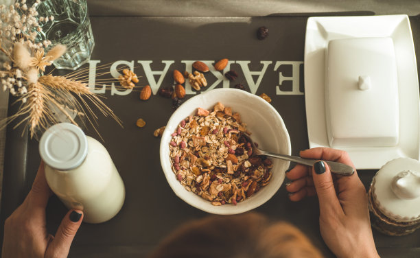 健康的有机营养。女人喜欢在床上吃燕麦早餐，自由的空间图片下载