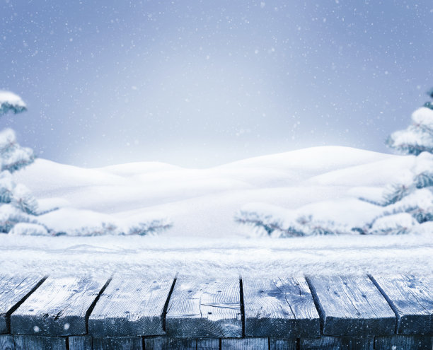 空蓝色冬季圣诞风景景观与复制空间。木桌上爬满了雪，杉树上爬满了雪。图片下载