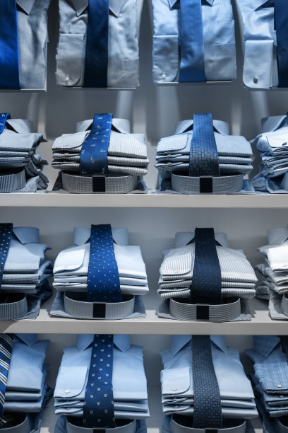 货架上有许多经典的蓝色衬衫整齐地叠在店里的衣服图片下载
