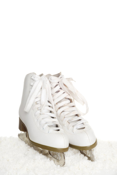 在雪中穿着女士的花样滑冰鞋图片下载