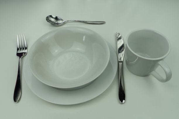 白色盘子和银色餐具图片下载