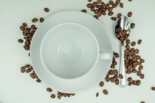 白色盘子和银色餐具图片下载