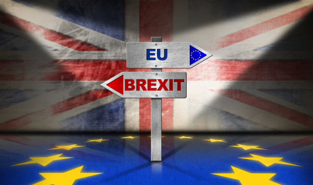 英国脱欧概念-方向标志和英国和欧洲国旗图片下载
