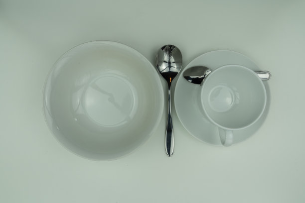 白色盘子和银色餐具图片下载