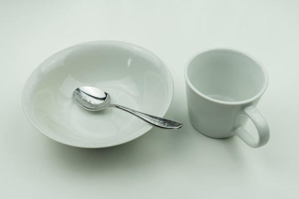 白色盘子和银色餐具图片下载