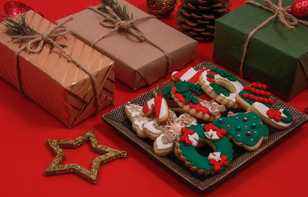 包装好的圣诞礼物、饼干和圣诞树装饰品图片下载