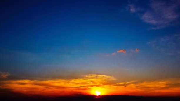 日落黄昏橙黄天空蓝色美丽的紫色自然背景图片下载