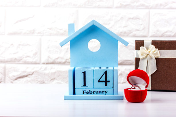 2月14日是情人节。礼盒和钻戒图片下载