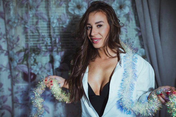 年轻女子穿着白衬衫在家图片下载