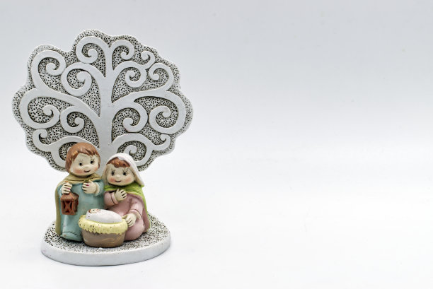 耶稣诞生场景孤立在白色的背景上用木板写。传统的圣诞装饰图片下载