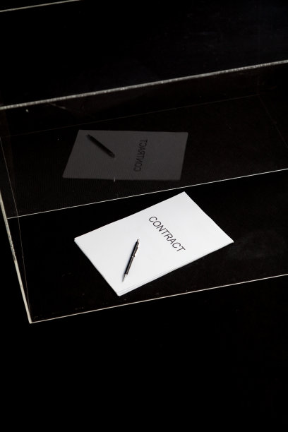 合同和笔都放在透明的盒子里图片下载