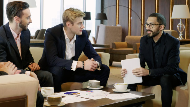 四名商人在现代餐厅的商务会议上讨论交易图片下载