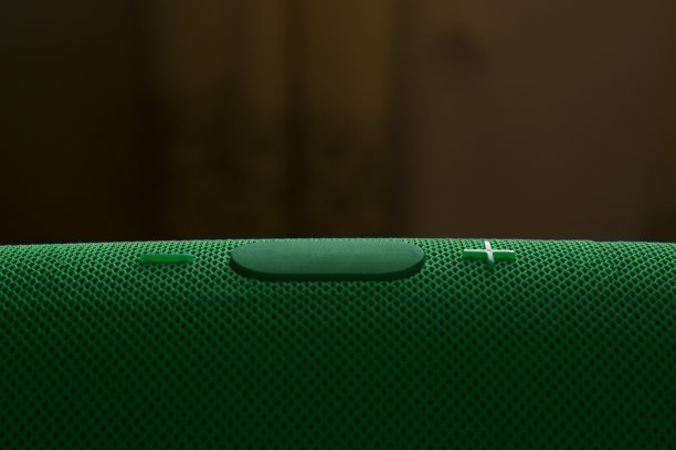 无线音乐列。绿色无线扬声器与低音。控制和音量按钮。图片下载