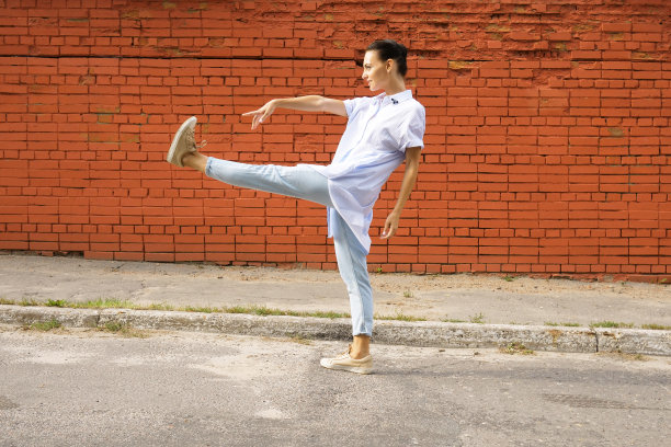 芭蕾舞演员。那个年轻漂亮的女人在街上跳舞图片下载