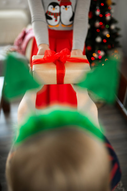 妈妈给女儿送圣诞礼物图片下载