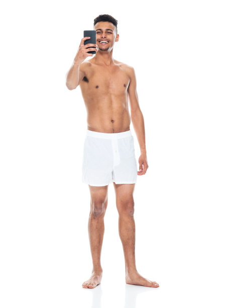 全身/正面/看镜头/一人/一人20-29岁的成年人苗条/英俊的人黑发/卷发非洲民族/非洲裔民族男性/年轻男子摄影站立/图片下载