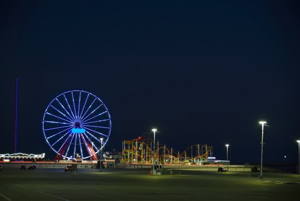 游乐园圣诞彩灯之夜图片下载