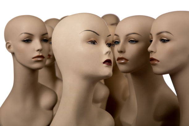 人头模型被挑出来，周围是其他人，背景是白色图片下载