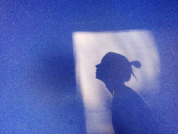 梦中的女人的剪影图片下载