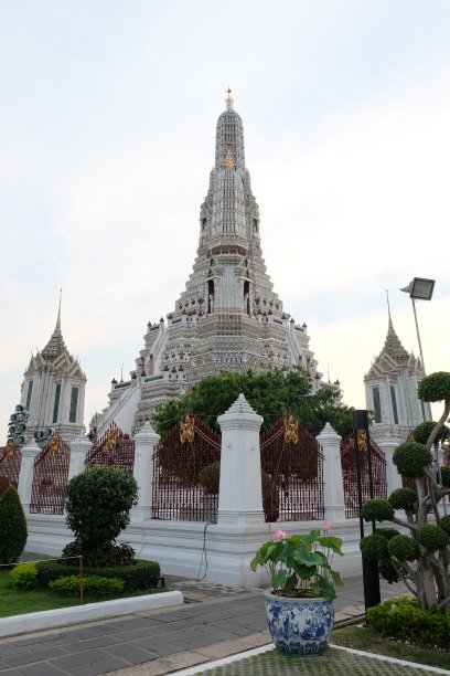 傍晚天空下壮丽的佛寺。图片下载